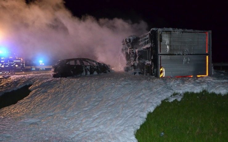 Noční nehoda s následným ničivým požárem. Foto: Pavel Bartoš HZS ÚK 